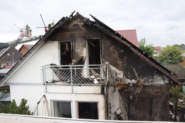 Gebäudegiebel: auch hier richteten die Flammen schweren Schaden an.