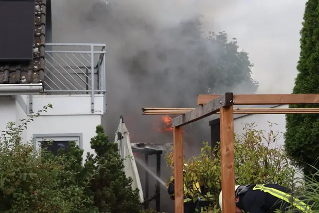 Brennender Carport und Schuppen