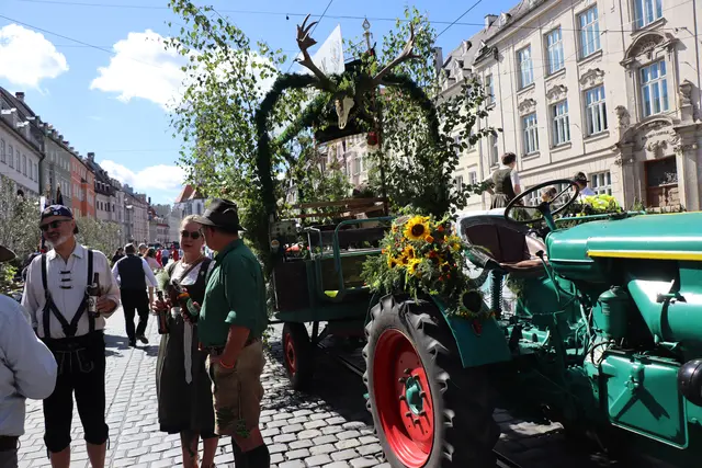 Aufstellung beim Plärrerumzug | Foto: Marianne Stenglein