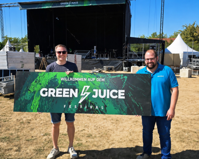 Veranstalter Julian Reininger (links) und Vonovia Regionalleiter Christoph Bockshecker (rechts) vor der Hauptbühne des Green Juice Festivals.
 | Foto: Vonovia