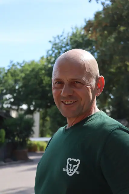 Gärtner Herr Purmann, stellt mit Kollegen die Pelikan Anlage fertig.