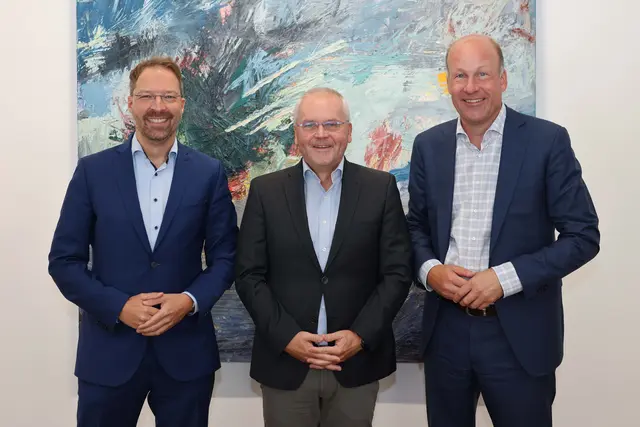 Landrat Martin Sailer (rechts) und Christopher Schuhknecht, Geschäftsbereichsleiter Kreisent
wicklung und Kreiseinrichtungen (links), hießen Stefan Thiele herzlich im Landratsamt Augsburg 
willkommen. | Foto: Lina Prinzensing