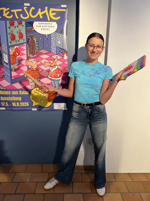 Auch Sophia Moritz freut sich über ihre Gewinne | Foto: Isabella Fabricius / Alina Krüger (Ausstellungsbild)