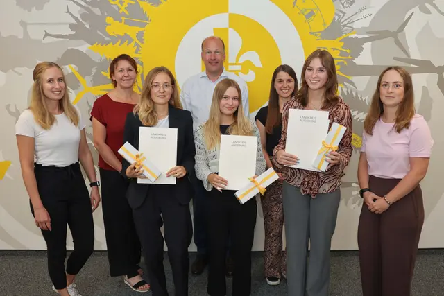 (hinten v. l. n. r.) Ausbildungsleitung Sarah Wirth, Personalratsvorsitzende Tatjana Manhart, Landrat Martin Sailer, Melanie Fichtl, Geschäftsbereichsleiterin IT. Service. Personal und Anna Thalhofer, stellvertretende Fachbereichsleiterin Personalentwicklung gratulieren (vorne v. l. n. r.)  Anna-Maria Ortner, Rebekka Fendt und Svenja Klug zu ihrer erfolgreich abgeschlossenen Berufsausbildung.  | Foto: Lina Prinzensing