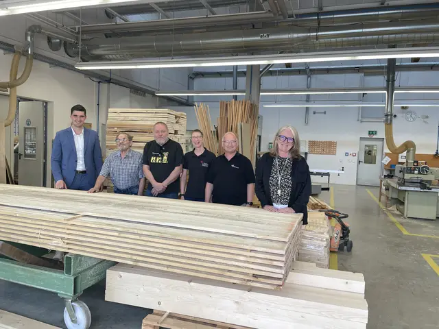 Oberbürgermeister Michael Jahn informierte sich bei seinem Besuch in den Albertus-Magnus Werkstätten Günzburg über die vielfältigen Arbeitsbereiche und kam mit Beschäftigten sowie den Verantwortlichen der Einrichtung ins Gespräch. | Foto: Michael Lindner/ Stadt Günzburg