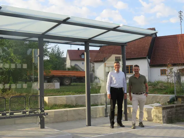 Bürgermeister Ben Matthes mit Marktbaumeister Peter Finkenzeller freuen sich über den gelungenen Dorfplatz | Foto: Markt Zusmarshausen
