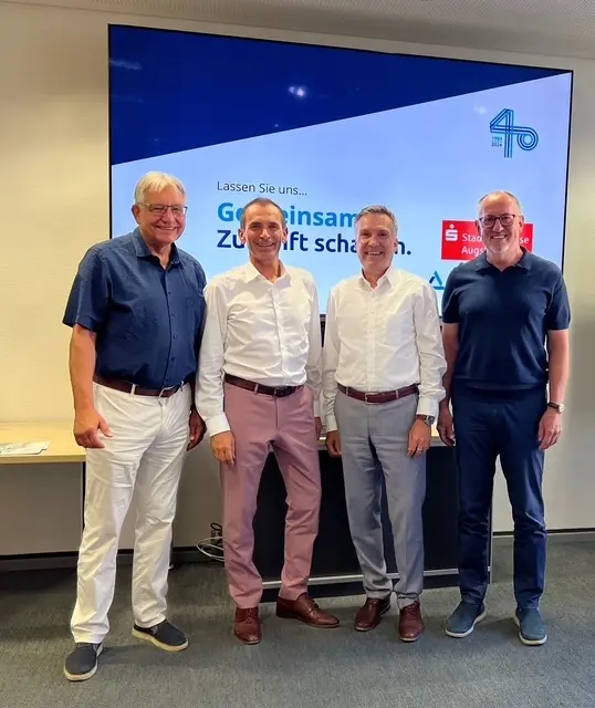 Foto von links: Richard Baumann (AktivSeniorenBayern), Gerhard Böglmüller (Abteilungleiter Firmenkunden), Christian Steimer (Bereichsleiter Center Mittelstandskunden), Thomas Goldstein (AktivSeniorenBayern) | Foto: Foto Stadtsparkasse Augsburg