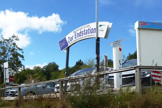 Am nordöstlichen Ortsende von Bringhausen lädt das Restaurant &amp; Café Zur Endstation ein. Hier befindet sich das Clubhaus der Segelsportgemeinschaft Edersee. 