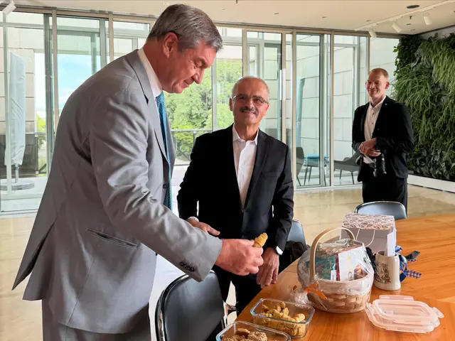 Der Ministerpräsident probierte traditionelle süße und salzige Kekse aus der türkischen Küche, die von Vorstandsmitglied Kadriye Diri frisch gebacken worden waren. Dem hohen Gast schmeckte das traditionelle Gebäck gut
