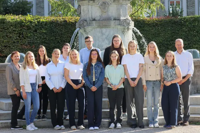 (v. l. n. r.) Personalratsvorsitzende Tatjana Manhart, Ausbildungsleitung Sarah Wirth, Melanie Fichtl, Geschäftsbereichsleitung IT. Service. Personal, Ezgi Koçak, Eva Neubauer, Anja Steinherr, Felix Ferber, Hanna Finsterer, Josefine Bader, Bettina Grundmann, Carolin Stötzer, Amelie Heim, Anna Thalhofer, stellvertretende Fachbereichsleitung Personalentwicklung, und Landrat Martin Sailer. | Foto:  Lina Prinzensing