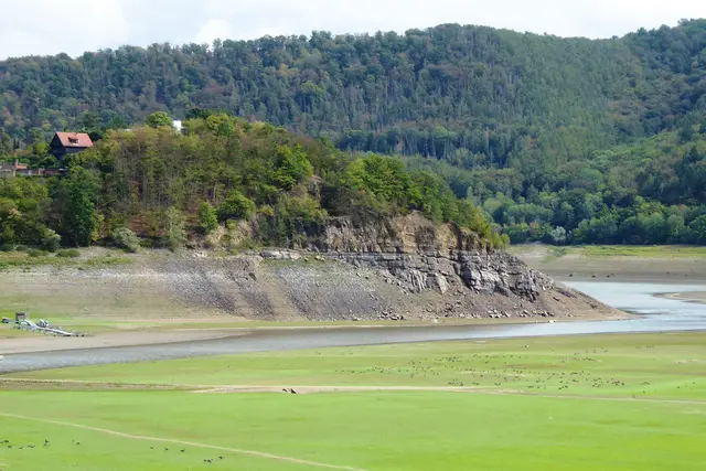 Am südlichen Ende der Halbinsel Scheid, einem Stadtteil von Waldeck, fließt hier die Eder in Richtung Rehbach und zur Talsperre. 