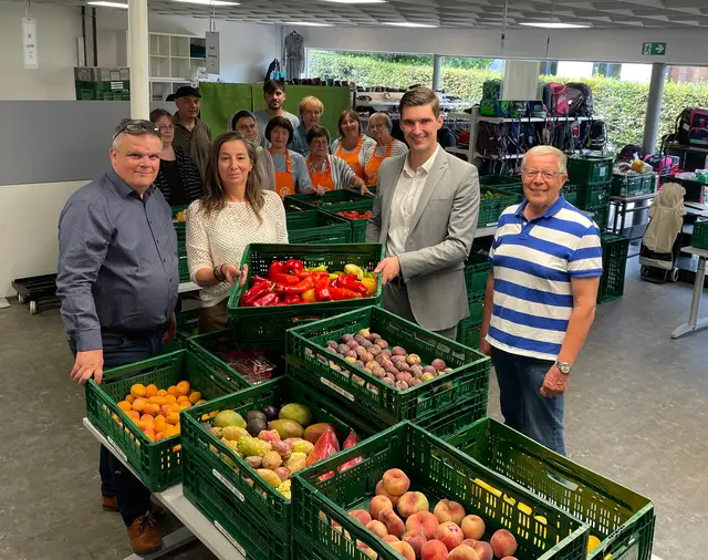 Oberbürgermeister Michael Jahn (Zweiter von rechts) übernimmt die Schirmherrschaft für die Günzburger und Burgauer Tafel. Darüber freuen sich (von links) Mathias Abel, Petra Faber, Hans Klement und Ehrenamtliche der Tafel. | Foto: Michael Lindner/ Stadt Günzburg