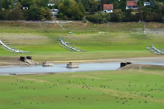Ebbe herrscht im Edersee. Durch die Brücke Alt-Bringhausen fließt eine schmale Eder, wo diese sonst wegen des Staus durch die Edertalsperre die alten Brückenreste weit unter ihrer Oberfläche lässt. 