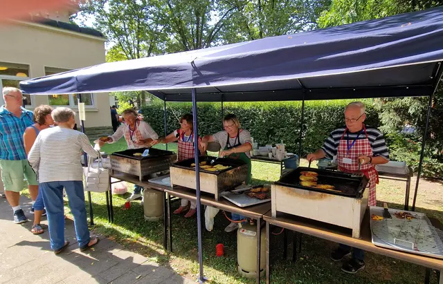 Das Reibekuchen-Team ist den ganzen Tag über im Einsatz, denn die frischen Reibekuchen gehören stets zum festen Bestandteil des reichhaltigen Speisenangebotes.
Foto: Reiner Terhorst