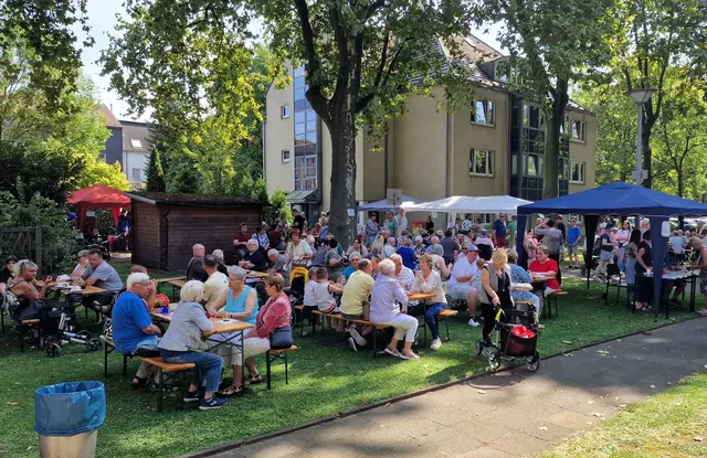 Das jährliche Inklusive Sommerfest in Neumühl, gemeinsam vorbereitet und organisiert von behinderten und nichtbehinderten Menschen, erfreut sich stets großer Beliebtheit, wie das Foto von einem früheren Sommerfest  beweist.
Foto: Reiner Terhorst
