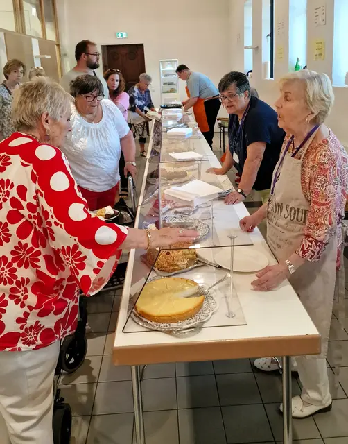 Fast schon legendären Ruf hat das stets neu bestückte Kuchen-Buffet beim Sommerfest. Insgesamt werden wohl wieder fast 50, zum großen Teil selbstgebackene Kuchen angeboten.
Foto: Reiner Terhorst