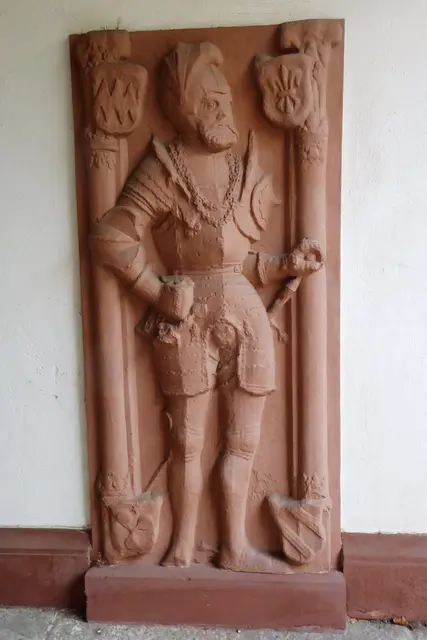 Johann Brendel von Homburg war von 1532 bis 1569 Burggraf von Friedberg auf der Burg Friedberg. Er gründete die erste Lateinschule Friedbergs, die heutige Augustinerschule. Ein Abguss seiner Grabplatte steht rechts neben dem Haupteingang der Schule am Goetheplatz.