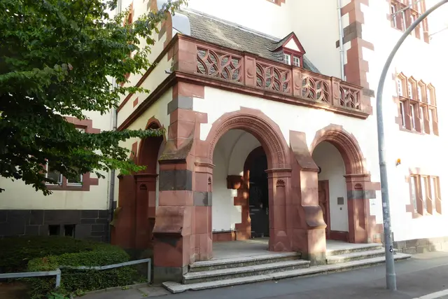 Der Haupteingang der Schule am Goetheplatz 4.