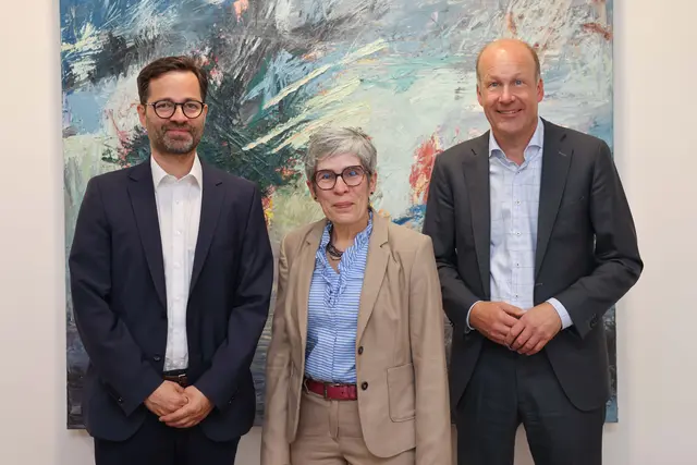 Landrat Martin Sailer (rechts) und Wolfgang Rößle, Fachbereichsleiter Schulen, Sport, Kultur und Kreisheimatpflege begrüßten Christine Schmid-Mägele im Landratsamt Augsburg. | Foto: Lina Prinzensing)