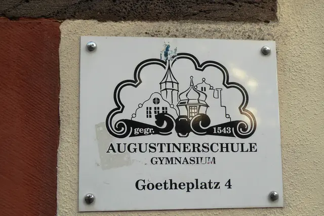 Schulschild mit dem Hinweis auf das Gründungsjahr 1543.