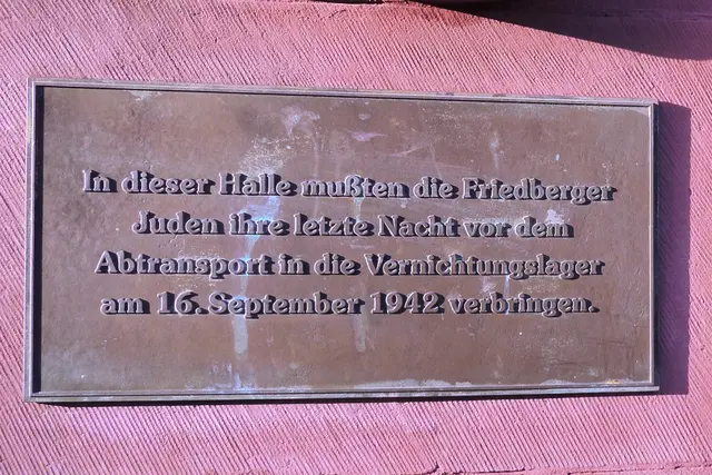 Erinnerungstafel zur Deportation der Friedberger Juden im September 1942.