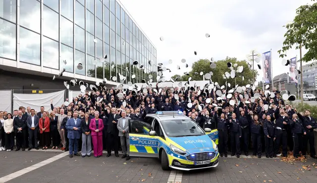 Traditionell gehört der Mützenwurf zu jeder Ernennungsfeier von Polizistinnen und Polizisten, so auch am 31. August 2026 vor dem Musiktheater in Gelsenkirchen, wo insgesamt 203 neue Polizeikommissarinnen und Polizeikommissare ernannt worden sind.  | Foto: Foto: Polizei Gelsenkirchen