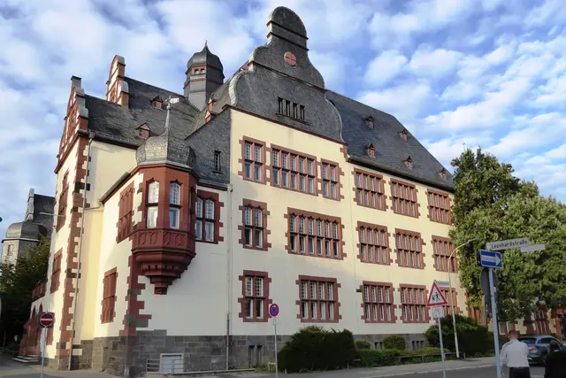Ansicht des Gymnasiums von Südwesten.