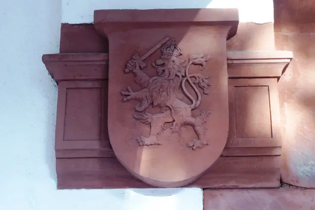 Der rotzungige, bewehrte und gekrönte Nassauer Löwe am Eingangsportal der Schule.