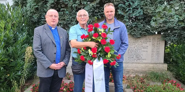 Pfarrer Franz Kurth, Reinhard Nold und Bürgermeisterkandidat Oliver Gels beim gemeinsamen Gedenken am Gräberfeld der Zwangsarbeiter und Kriegsgefangenen in Lehrte.  | Foto: DGB Lehrte