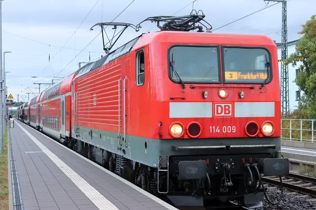 Der RE30 hält wegen einer Streckensperrung in Lollar.