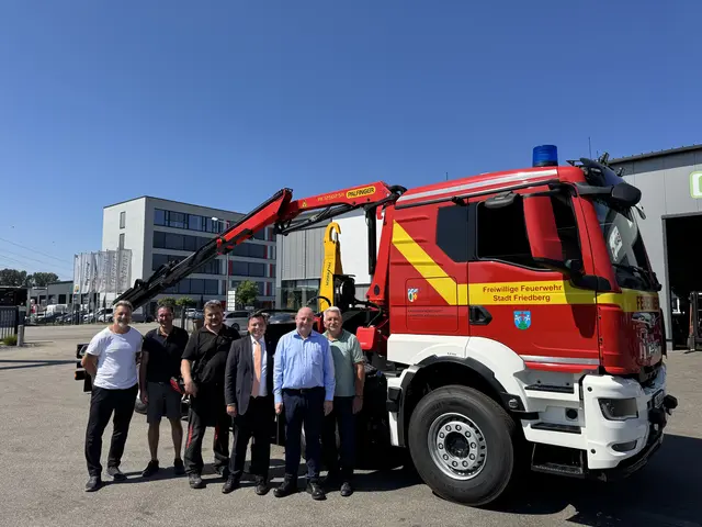 Vertreter der ausführenden Firmen MAN und Hofner Hebetechnik, Landrat Dr. Marc Sturm, Mitarbeiter des Sachgebietes Katastrophenschutz und der Kommandant der FF Friedberg | Foto: Landratsamt Aichach-Friedberg, Vanesa Bunjaku