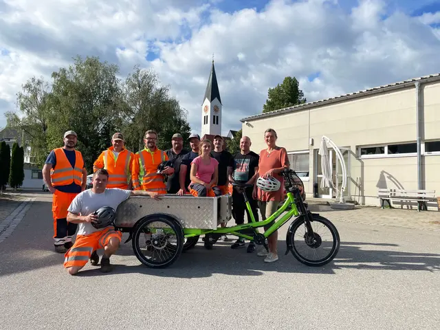 Günzburg ist eine von 20 Modellkommunen für den Einsatz von Schwerlasträdern im Wirtschaftsverkehr. Mitarbeiter des Bauhofs testen in den nächsten Wochen das neue Rad. | Foto: Michael Lindner/ Stadt Günzburg