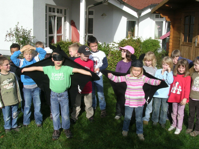 Die geheimnisvolle Welt der Fledermäuse lernten die naturinteressierten Kinder des Hatzfelder Kindergartens in 2009 bei einem Fledermausnachmittag mit Frank Seumer vom NABU-Kreisverband kennen.