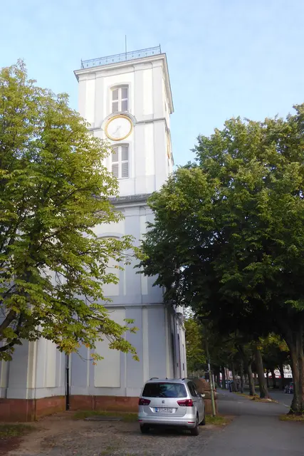 Der Turm der Burgkirche. Hier vereinigten sich am 30. September und 1. Oktober 1947 die evangelischen Landeskirchen Nassau, Hessen-Darmstadt und Frankfurt am Main zur Evangelischen Kirche in Hessen und Nassau. Die Bauarbeiten für die Kirche begannen bereits am 14. Juli 1783, dauerten allerdings bis 1808, was auf die damaligen politischen Streitigkeiten zurückzuführen ist.