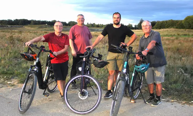 Ein Ziel der Radltour von den Freien Wählern Meitingen die vom dritten Meitinger Bürgermeister Rudi Helfet, FW Ortsvorsitzenden Robert Hecht sowie die Marktgemeinderäten Patrick Gerblinger und Ernst Dittrich (von links) durchgeführt wurde war auch der Standort der künftigen DK 0 Deponie im Ortsteil Langenreichen. | Foto: Peter Heider