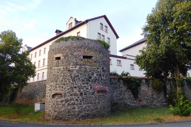 Wehrturm im Südwesten der Burg Friedberg. Oben stehen die Gebäude des Burggymnasiums.