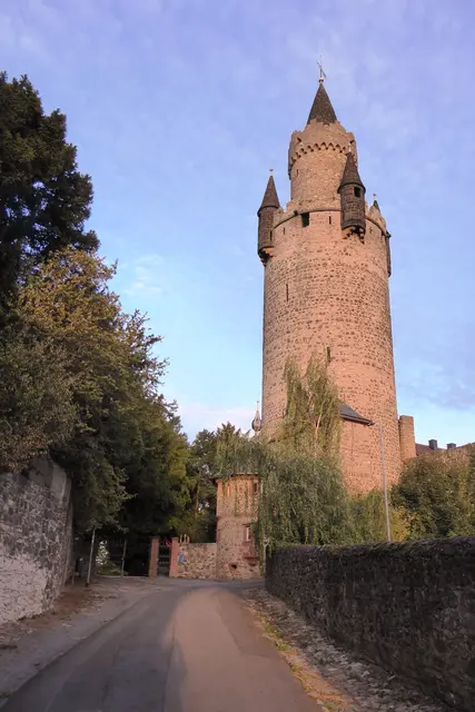 Der Adolfsturm, stammt aus der Mitte des 14. Jahrhunderts und ist das älteste erhaltene mittelalterliche Bauwerk der Burg. Heute ist er das Wahrzeichen der Stadt und mit einer Höhe von 54,42 m (mit Wetterfahne 58,22 m) einer der größten Bergfriede Deutschlands. Das Bild zeigt ihn vom Aufgang zum nördlichen Burgtor.