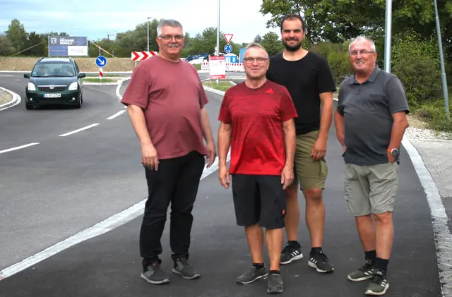 Auch das neue Gewerbegebiet Via Augusta mit seinem neu eingerichteten Kreisverkehr im Norden Meitingens, neben dem bisherigen Einkaufszentrum Via Claudia, war ein Ziel bei FW Tour durch Meitingen und seine Ortsteile. | Foto: Peter Heider