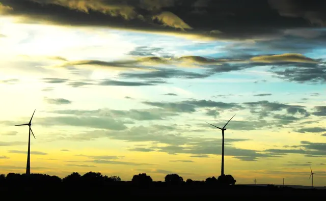 Hoch über den Windrädern im Meitingen Ortsteil Langenreichen prägen leuchtende Wolkengebilde die abendliche Stimmung. | Foto: Peter Heider