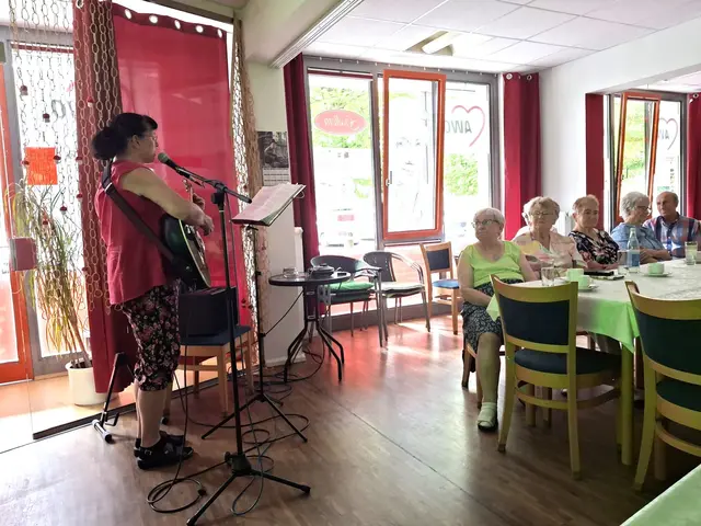 Ariane mit Gitarre und Gesang           .
mitwirkend bei meinem           .
"Filmmusik-Nachmittag" in           
Gothas Begegnungsstätte "Galletti"
.

