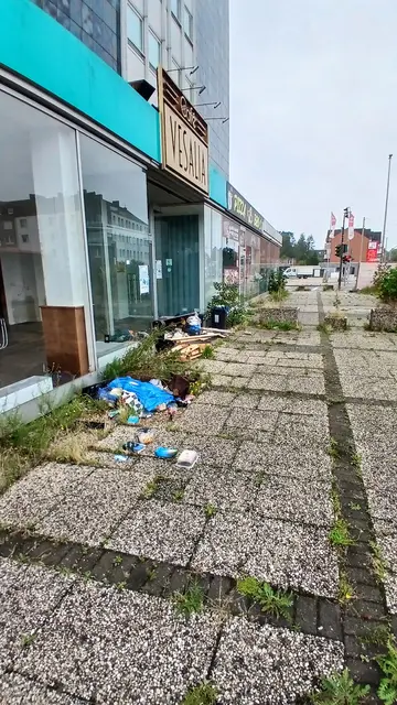 Müllablagerungen auf dem Gehweg vor dem Weseler Hochhaus.
Sachstand: 03.09.2026 (Straßenansicht)
Kameraperspektive: Vernachlässigter Gehweg Franz-Etzel-Platz auf Höhe des Hauptbahnhofs, am Weseler Busbahnhof. | Foto: Siegmund Walter, 03.09.2926,12:09 Uhr