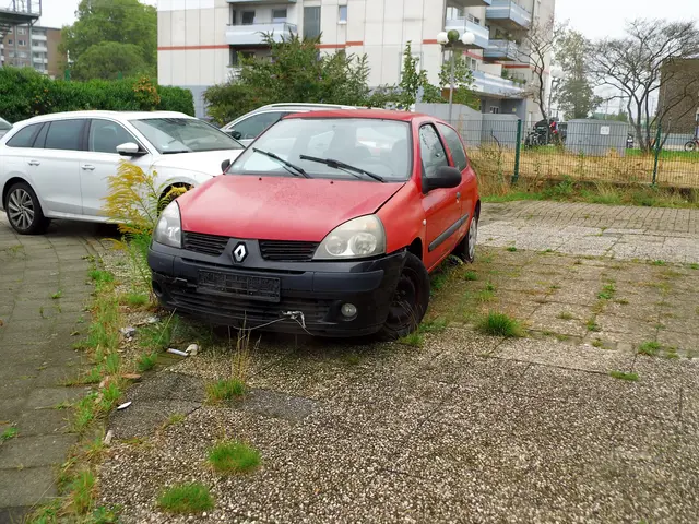 Nicht angemeldeter Pkw (Roter Renault) auf plattierte Fläche neben öffentlichem Gehweg. (links im Bild). Hinten links im Bild: Pkw (weißer Skoda) quer auf Gehweg stehend.
Ort: Problem-Hochhaus an der Dinslakener Landstraße in Wesel
Sachstand: 03.09.2026 | Foto: Siegmund Walter, 03.09.2026, 12:07 Uhr