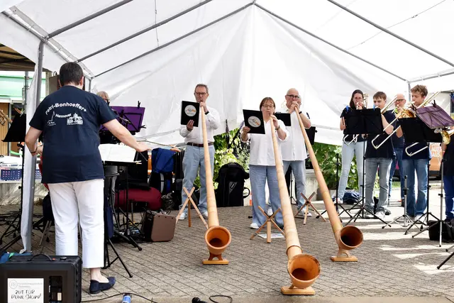 Alphörner und Posaunenchor: Musikalische Mischung zur Eröffnung