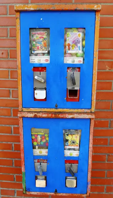 Alter, funktionstüchtiger Kleinspielzeug-Warenautomat, gefüllt mit bunten Sammelfiguren. 
Standort: Wesel-Büderich | Foto: Siegmund Walter, 05.09.2026,16:12 Uhr