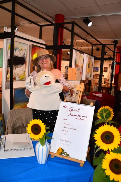 Aktionstag in der Galerie "FreiraumGestalten"
Hier: Margot und die Puppe "Spirit" - Zeichne Sonnenblumen!
"Finde und Teile dein Talent" | Foto: @ Sabine Schlücking