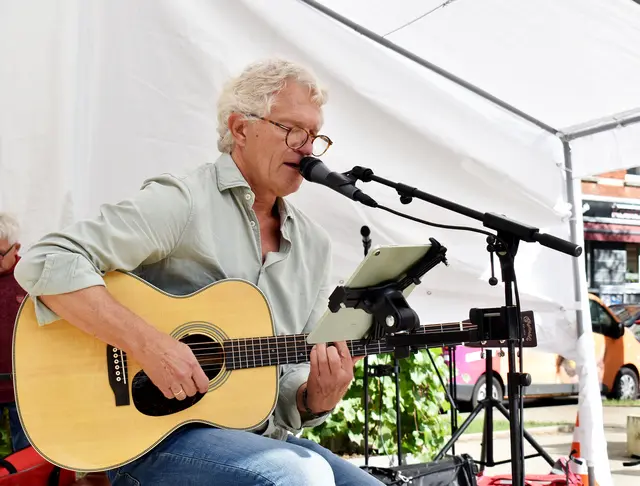 Joachim Trütken unterhielt mit Rocksongs auf dem Fiedelerplatz