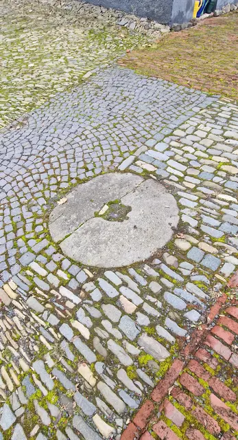 Ein Malstein eingelassen in dem Pflasterweg der alten Mühle in Hatzfeld