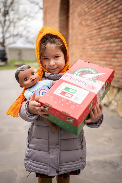 Ein georgisches Mädchen freut sich über ein überraschendes Geschenk | Foto: Aktion Weihnachten im Schuhkarton