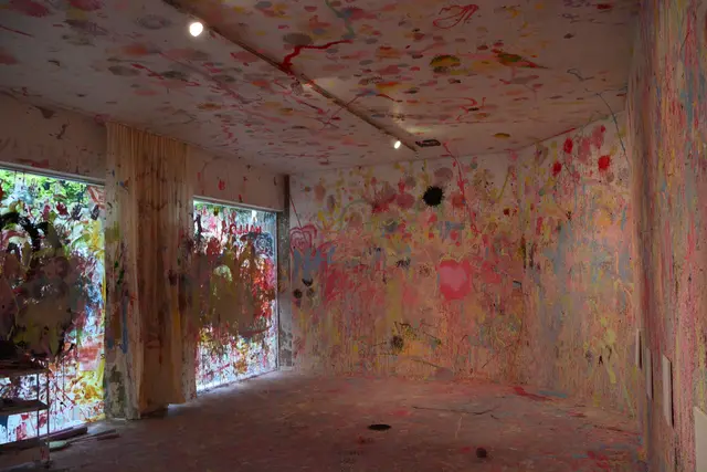 "Artroom". Es handelt sich um ein Studio für Action Painting, bei dem du ohne Regeln mit Farben spritzen und kleckern kannst. | Foto: @ Sabine Schlücking