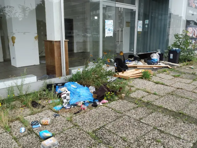 Müllablagerungen auf dem Gehweg vor dem Weseler Hochhaus.
Sachstand: 03.09.2026 (Straßenansicht)
Kameraperspektive: Franz-Etzel-Platz auf Höhe des Hauptbahnhofs, am Weseler Busbahnhof. | Foto: Siegmund Walter, 03.09.2026, 12:06 Uhr